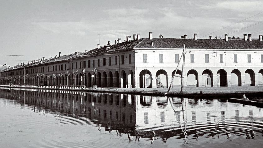 Pavia, i magazzini di Borgo Calvenzano prospicienti il Naviglio. (CHL A-2889)