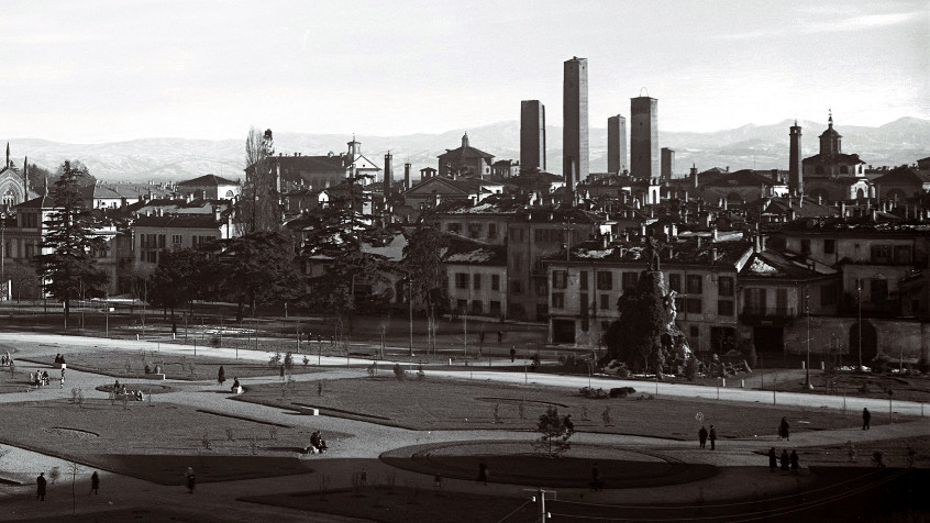 Pavia, Castello Visconteo, formazione del giardino 'all'italiana' e veduta della torre sud-occidentale dopo i primi interventi di restauro, 1932. (CHL A_11_1_001)