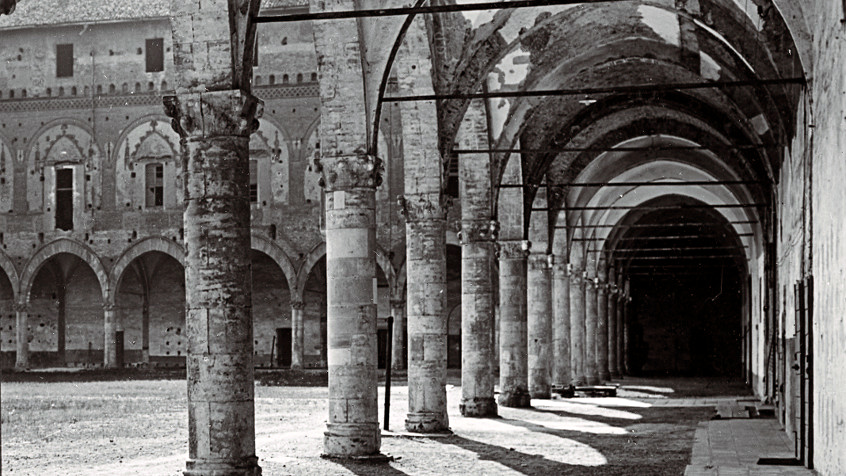 Pavia, Castello Visconteo, ala sud-orientale dal cortile interno, prima della riapertura delle quadrifore tardogotiche, 1933. (CHL A_25_2_2)