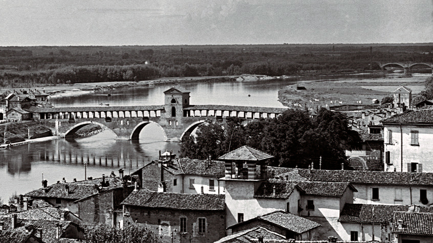 Veduta del Borgo Ticino e di Pavia col Ponte Coperto, prima dei bombardamenti del 1944. (CHL A_25_5_7)