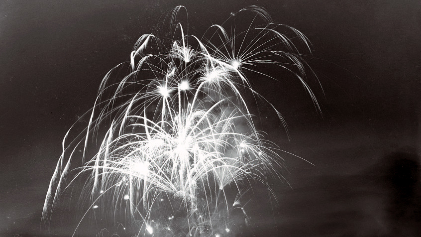 Pavia, fuochi artificiali sul Ticino. (CHL A_25_5_8)