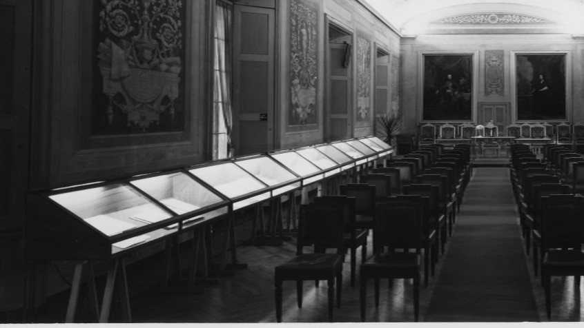 Palazzo centrale, aula foscoliana, mostra 'Manoscritti autografi di poeti e prosatori del Novecento' 1982 (CHL A_34_10_001)