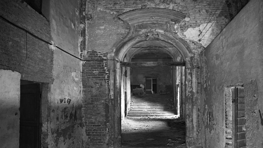 Complesso di San Tommaso, piazza del Lino, corridoio di passaggio alla cappella Bottigella (sala delle Sibille) e l'attigua sacrestia, 1989 (CHL A_34_1_003)