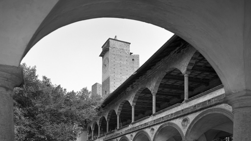 Palazzo centrale, cortile sforzesco, lato meridionale, la loggetta quattrocentesca dopo i restauri, 1981 (CHL A_34_32_001)