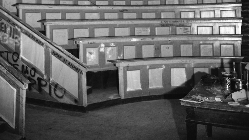 Palazzo centrale, aula VI, con i 'segni' lasciati dall'occupazione studentesca del 1977, 1980 (CHL A_34_6_002)