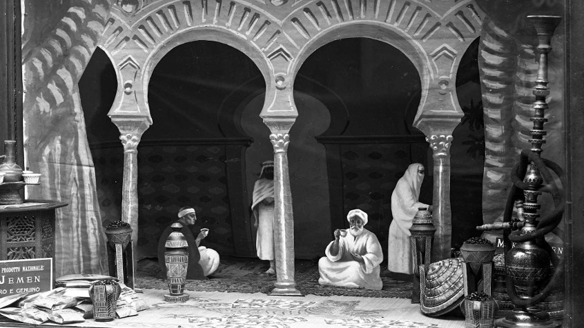 Pavia, corso Cavour angolo via Bussolaro, particolare della vetrina della drogheria fratelli Antonioli, 1935 ca. (CHL A_36_12_003)