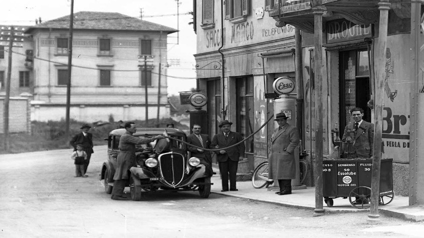 Pavia, viale Canton Ticino angolo via Tasso, veduta d'assieme del negozio Sacchi, anni trenta  (CHL A_36_13_001)