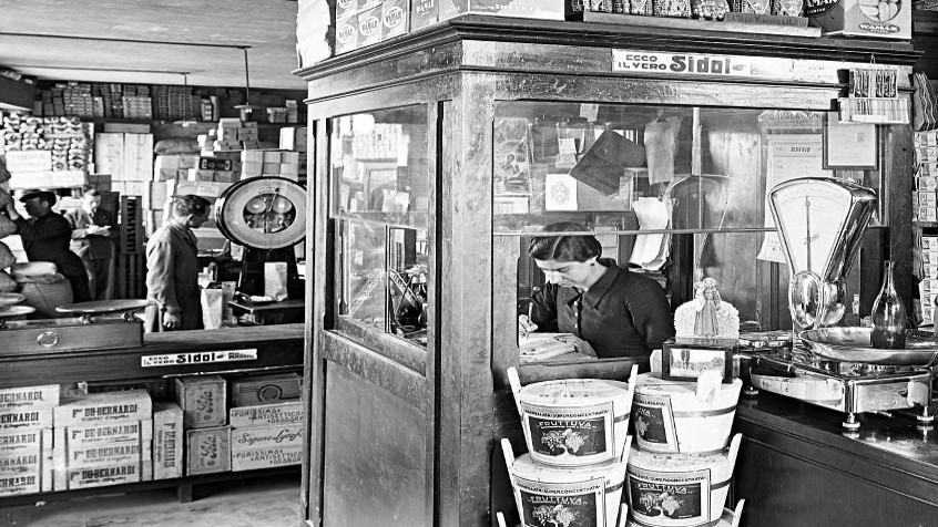 Pavia, viale Canton Ticino angolo via Tasso, interno del negozio Sacchi, anni trenta  (CHL A_36_13_002)