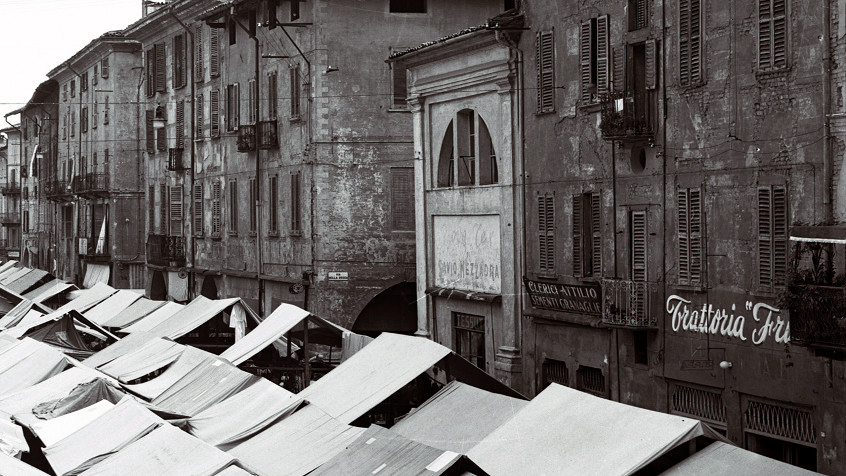 Pavia, piazza Grande (oggi della Vittoria) con le bancarelle del mercato. (CHL A_3_16_1)