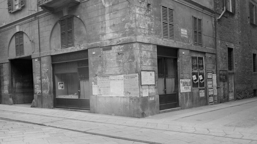 Pavia, corso Cavour angolo via Bussolaro, negozio fratelli Cipolla, post 1935  (CHL A_3_17_002)