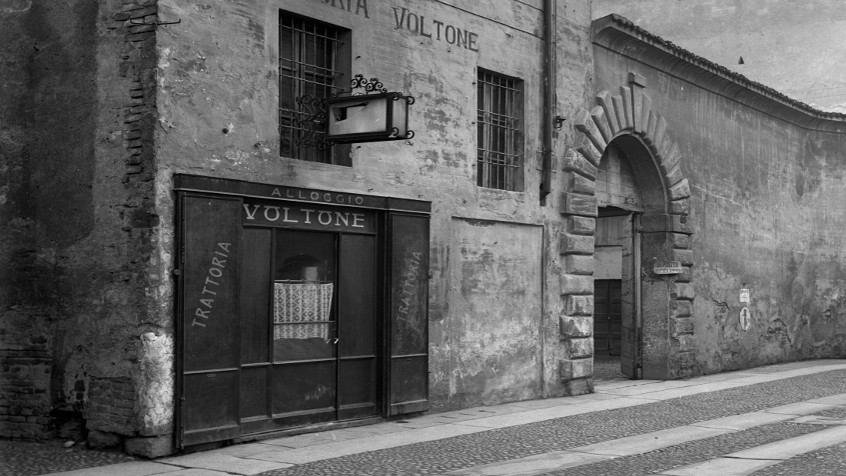 Pavia, via Defendente Sacchi, palazzo Cavanna, trattoria Voltone, anni trenta (CHL A_3_17_004)