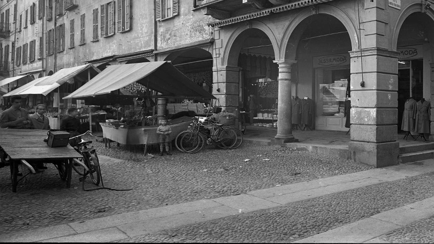 Pavia, piazza Grande ora della Vittoria angolo via Mascheroni, vetrine di Tessilmoda S.r.l., 1940 (CHL A_3_17_009)