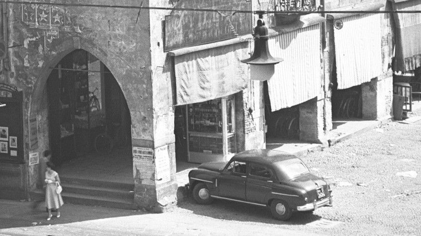 Pavia, piazza Grande ora della Vittoria, veduta d'assieme del lato orientale, anni Quaranta (CHL A_3_18_12)
