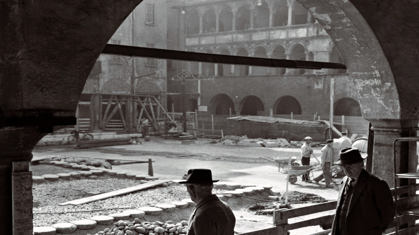 Pavia, piazza Grande (oggi della Vittoria), lavori di rifacimento della pavimentazione.  (CHL A_3_18_2)