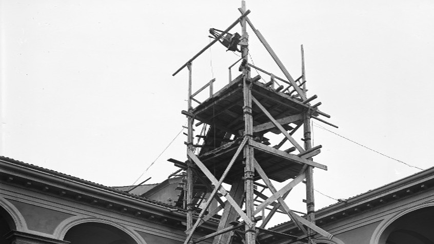 Palazzo centrale, torretta dell'orologio, in fregio al fronte su Strada Nuova, sopra l'ingresso principale, 1951 (CHL A_42_17_001)