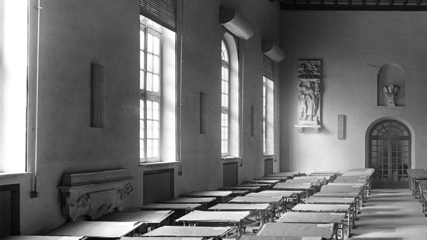 Palazzo centrale, aula di Disegno, ex chiesa dell'ospedale San Matteo,1954 ca.  (CHL A_42_17_004)
