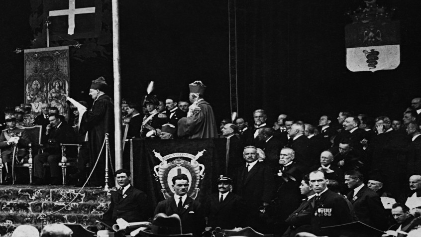 Pavia, Castello visconteo, Vittorio Emanuele II assiste alla celebrazione per l'XI Centenario del 'Capitolare Olonese' di Lotario I, 21 maggio 1925 (CHL A_42_19_002)