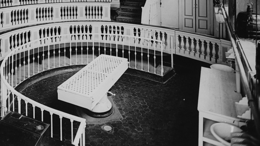 Palazzo centrale, aula Scarpa (o Teatro anatomico), (Leopoldo Pollack, 1785-1786), 1932 ca. (CHL A_42_26_004)