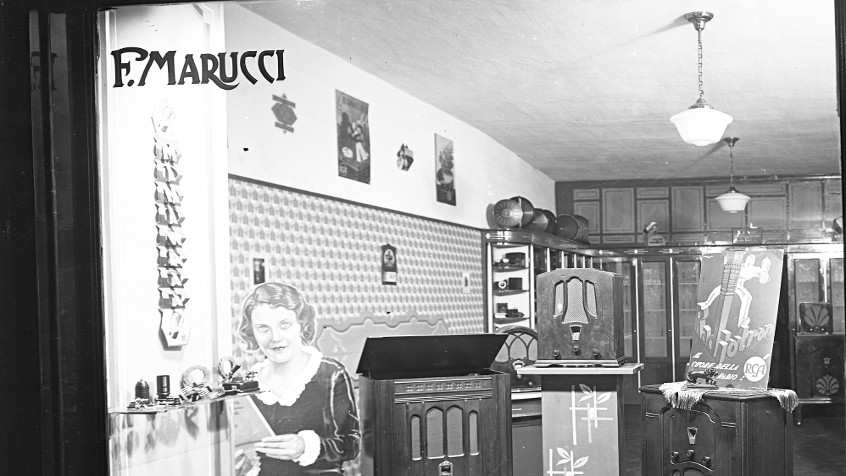 Pavia, corso Vittorio Emanuele 118 ora corso Strada Nuova, vetrina del negozio di radiotelefonia F. Marucci, anni trenta (CHL A_44_29_002)