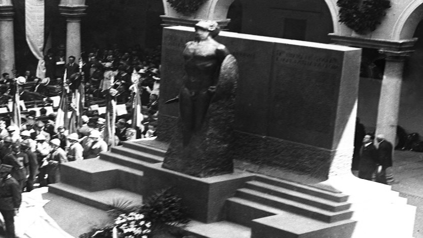 Palazzo centrale, portico mediceo, ora cortile dei Caduti, inaugurazione del monumento ai Caduti, 4 giugno 1922 (CHL A_50_14_001)