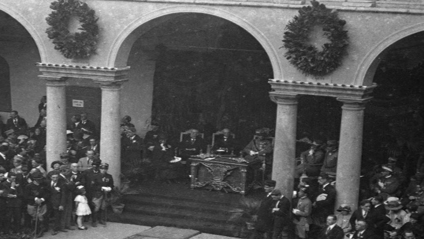 Palazzo centrale, portico mediceo, ora cortile dei Caduti, inaugurazione del monumento ai Caduti, 4 giugno 1922 (CHL A_50_14_002)