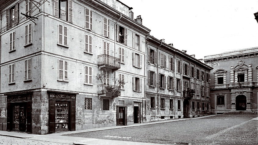 Pavia, Strada Nuova e piazza della Legna (oggi Italia); sulla destra la Casa dello Studente, demolita nel 1935. (CHL A_50_9_001)