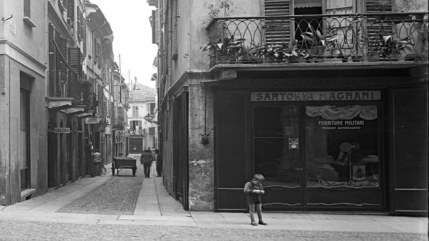 Pavia, corso Vittorio Emanuele ora corso Strada Nuova, imbocco via Volturno, a sinistra il negozio di alimentari Bordoni, a destra la sartoria Magnani, 1930 ca. (CHL A_50_9_007)
