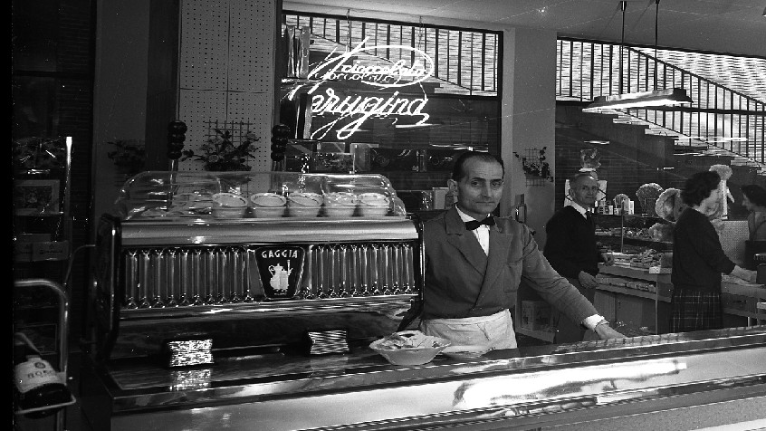 Pavia, piazza Grande ora della Vittoria, veduta mercato ipogeo, 1961 (CHL A_51_31_001)