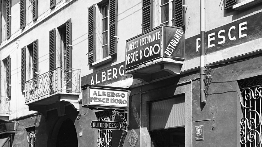 Pavia, corso Cavour 15, ingresso dell'albergo ristorante Pesce d'Oro, anni quaranta (CHL A_52_10_001)