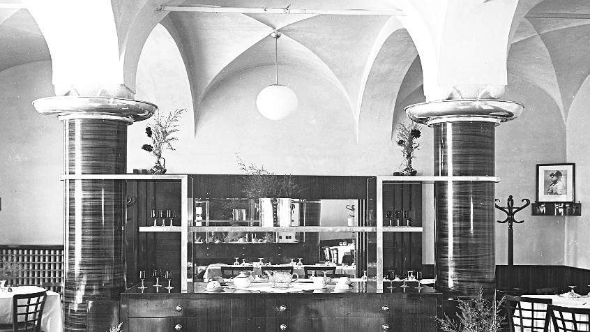 Pavia, corso Cavour 15, interno dell'albergo ristorante Pesce d'Oro, anni quaranta (CHL A_52_10_002)
