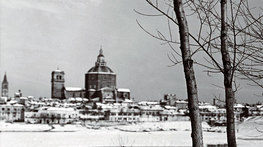 Veduta invernale di Pavia dalla sponda destra del Ticino, post 1933. (CHL B_64_10_004)