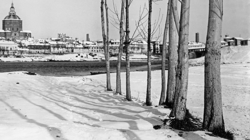 Veduta invernale di Pavia dalla sponda destra del Ticino, ante 1933. (CHL B_64_10_005)