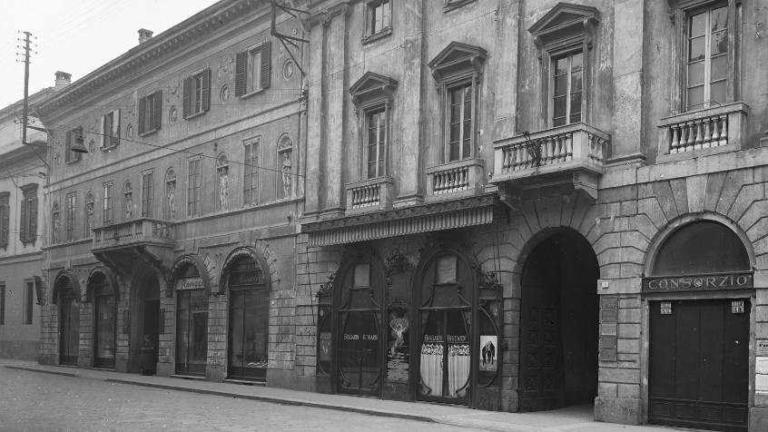 Pavia, corso Vittorio Emanuele ora corso Strada Nuova, palazzo Brambilla e palazzo Garrone Carbonara che prevedono al piano terreno botteghe, 1942 (CHL B_76_31_001)