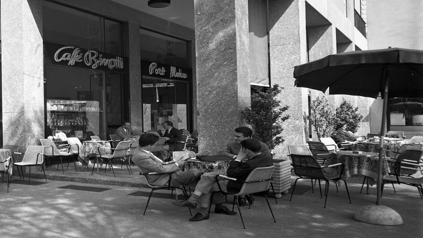Pavia, viale Cesare Battisti angolo corso Cavour, caffè Binotti, 1957 (CHL B_76_3_004)