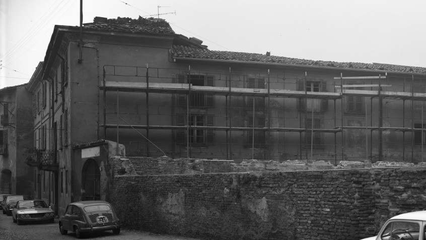 Istituti in via Luino, esterno, 3 novembre 1970 (CHL B_94_15_001)
