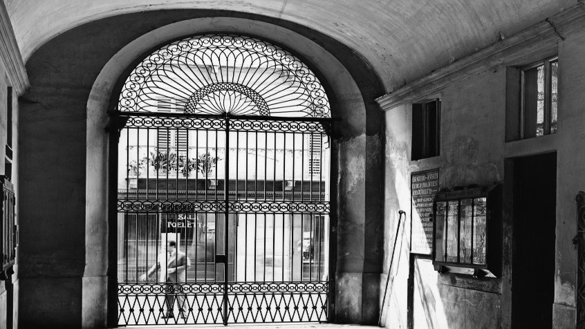 Palazzo centrale, entrata principale dopo la sostituzione dei portoni con i cancelli, 1952 ca. (CHL B_94_46_001)