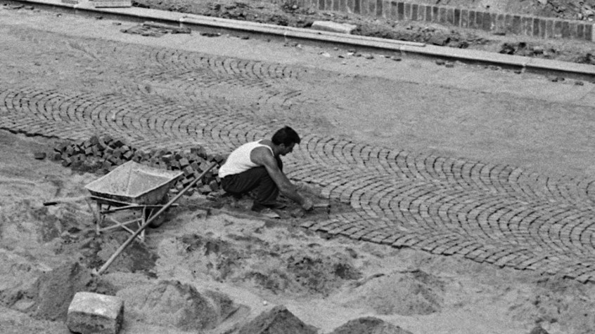 Palazzo centrale, cortile legale, (già del Conservatorio delle monache), lavori di pavimentazione, 1962 (CHL B_94_8_001)