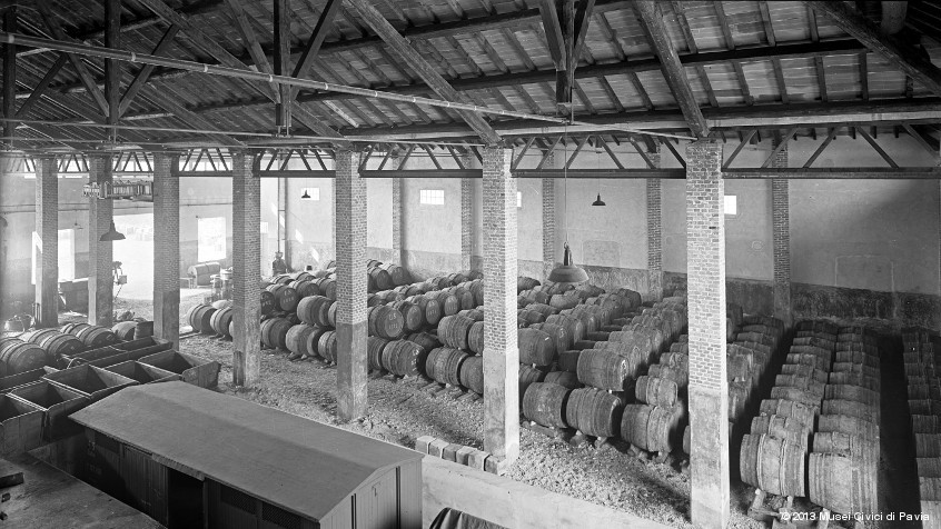 Santa Maria della Versa (PV), Cantina Sociale La Versa: raccordo ferroviario con botti impilate sullo sfondo. (CHL C_20_17_01)