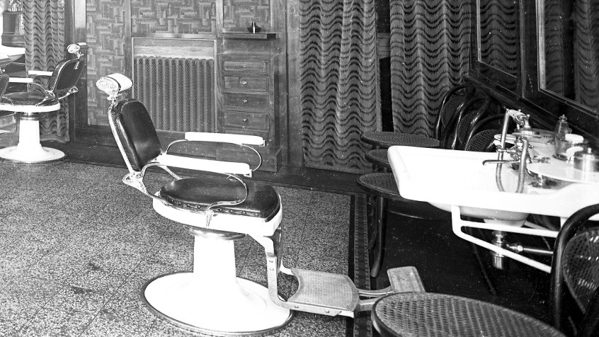 Pavia, via XX Settembre 11-13, interno del negozio da barbiere Carlo Ottazzi, 1930 (CHL C_27_12_001)