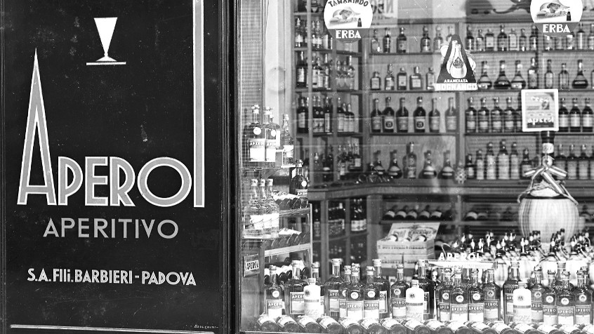 Pavia, corso Cavour 28, negozio di bottiglieria di Angelo Bonizzoni, 1937 (CHL C_27_13)