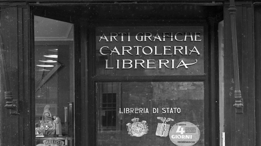 Pavia, corso Vittorio Emanuele 114 ora corso Strada Nuova, vetrina della cartoleria, libreria e arti grafiche Marelli, 1939 ca.  (CHL C_27_20_001)