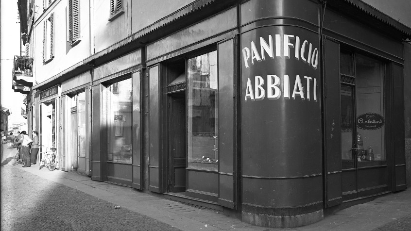 Pavia, corso Garibaldi 45 angolo via S. Giovanni in Borgo, panificio Abbiati, 1950 (CHL C_27_39_003)