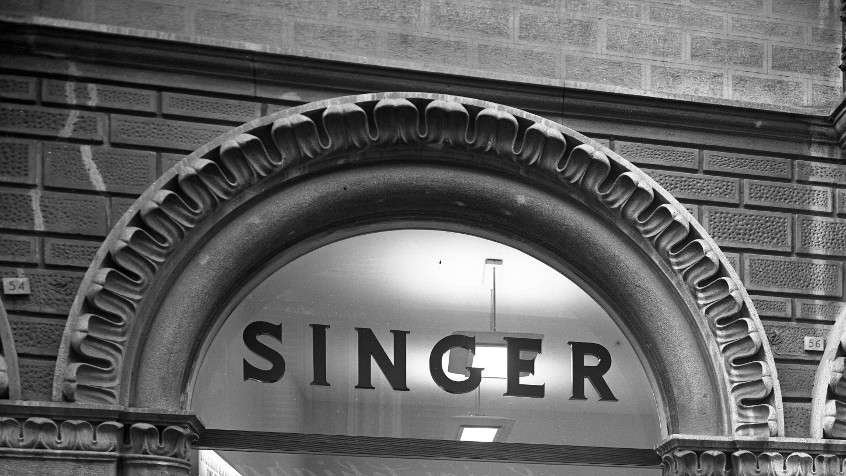 Pavia, corso Vittorio Emanuele 63 ora corso Strada Nuova, angolo via Bernardino Gatti, vetrine del negozio Singer, 1952 (CHL C_27_3_002)