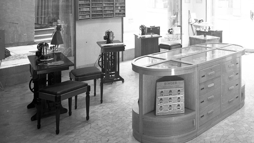 Pavia, corso Vittorio Emanuele 63 ora corso Strada Nuova, angolo via Bernardino Gatti, interno del negozio Singer, 1952 (CHL C_27_3_003)