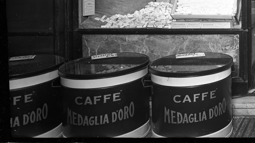 Pavia, vetrina della drogheria Rona, 1950 (CHL C_27_51_002)