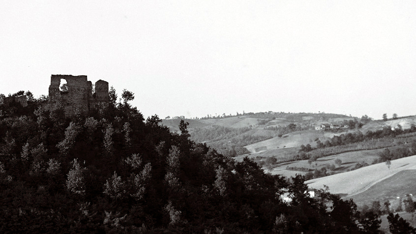 Ruderi del castello di Rocca de Giorgi. (CHL C_2_1_001)