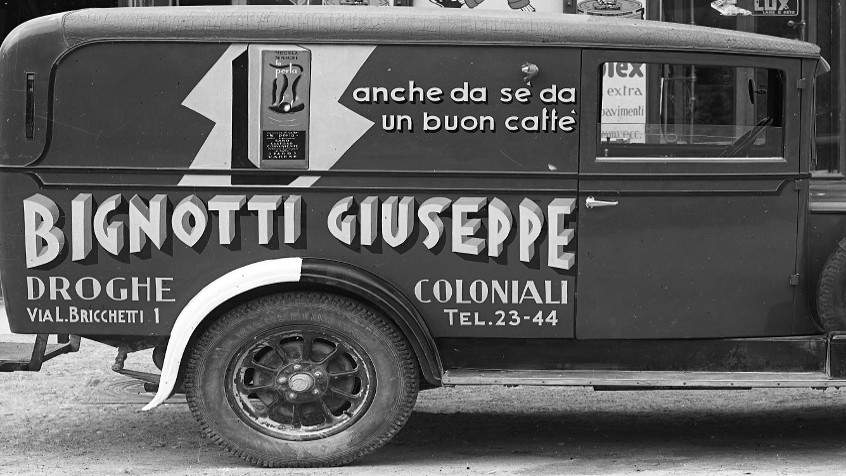 Pavia, via Luigi Bricchetti Robecchi 1, negozio di droghe e coloniali Giuseppe Bignotti, 1926-36 (CHL C_34_16_002)