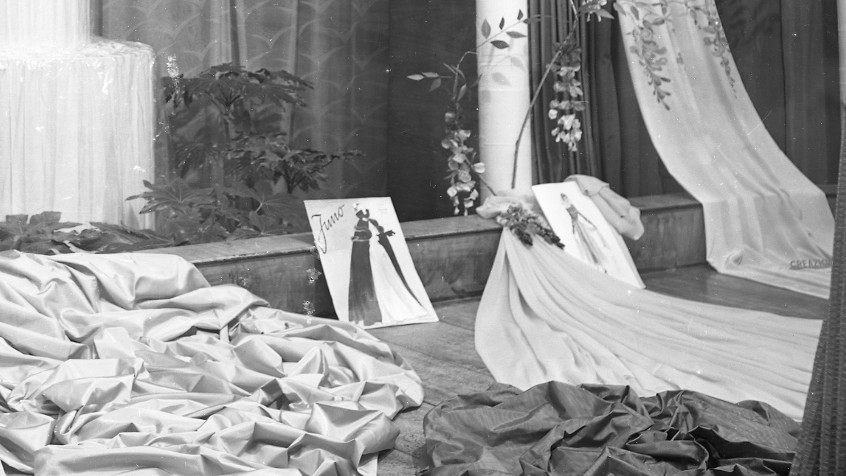 Vetrina di un negozio allestita con colonne e manichino in abito da sposa, 1949 (CHL C_34_17_001)