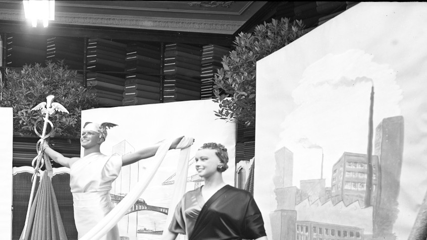 Vetrina allestita con stoffe di alta moda, dipinti e manichini, 1949 (CHL C_34_17_002)