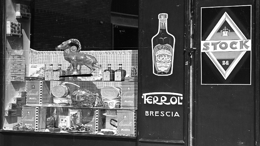 Pavia, piazza Italia, vetrine del caffè d'Italia, 1949 (CHL C_34_17_008)